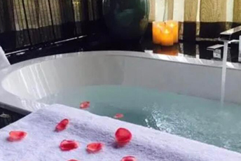 广东广州水疗池中的失重冥想：当身体学会漂浮